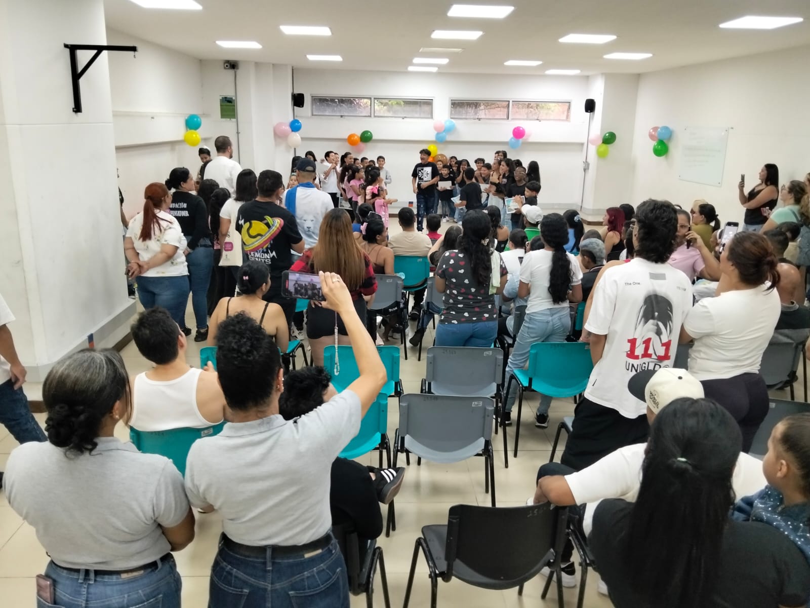 Families gathered for the Jóvenes Emprendedores closing ceremony in Comuna 13